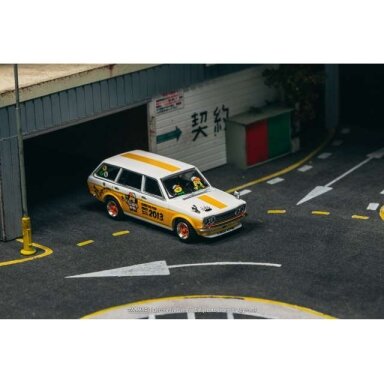 PRE-ORD3R Tarmac Modeliukas 1/64 Datsun Bluebird 510 Wagon *OHIGE no PON*, white/orange PRE-ORD3R Tarmac Modeliukas 1/64 Datsun Bluebird 510 Wagon *OHIGE no PON*, white/orange