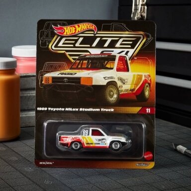 Hot Wheels Red Line Club Modeliukas Elite 64 1989 Toyota HiLux Stadium Truck (yra Sandėlyje) Hot Wheels Red Line Club Modeliukas Elite 64 1989 Toyota HiLux Stadium Truck (yra Sandėlyje)