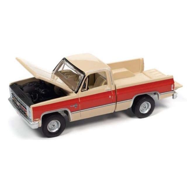 Auto World Modeliukas 1987 Chevrolet Silverado 10 Fleetside, tan body color with bright red center sides